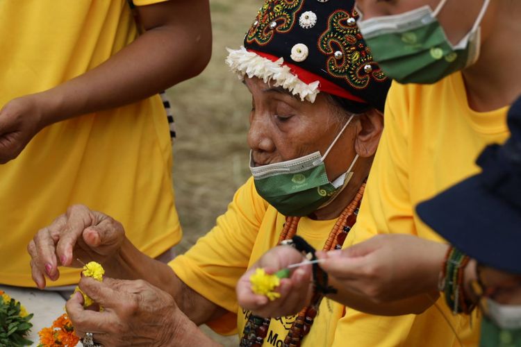 睽違8年的祖靈祭，昨舉辦編花環等傳統技藝。原民會提供
