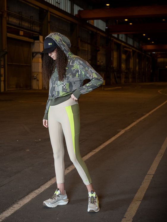 FILA X VR46長袖連帽T恤，2980元。品牌提供