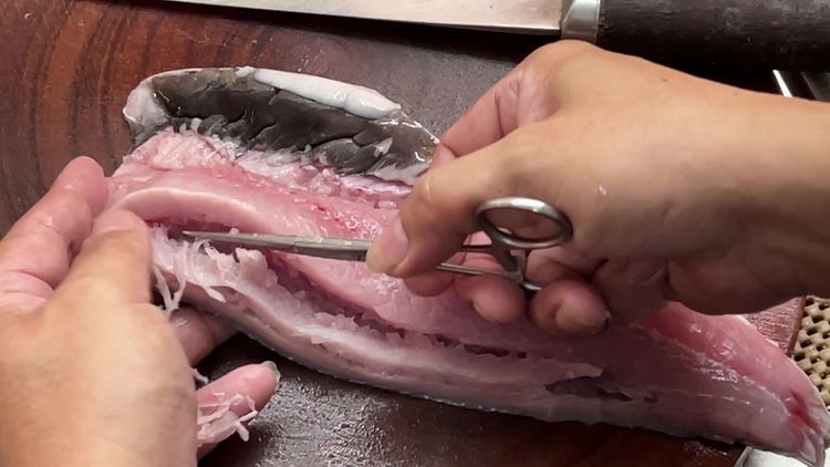 謝宏昌止血鉗去魚刺技藝精湛。魏嘉良攝