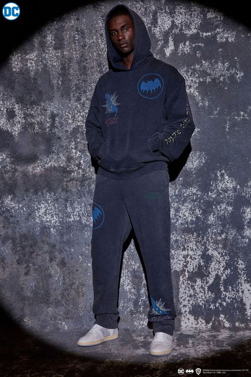 GUESS Originals X Batman系列服飾以黑色為主色調。品牌提供