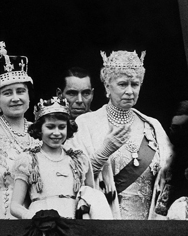 時年11歲的伊麗莎白二世（中），在參加父親喬治六世的加冕儀式中，就佩戴了1條3股珍珠項鍊。翻攝britishroyaljewels IG