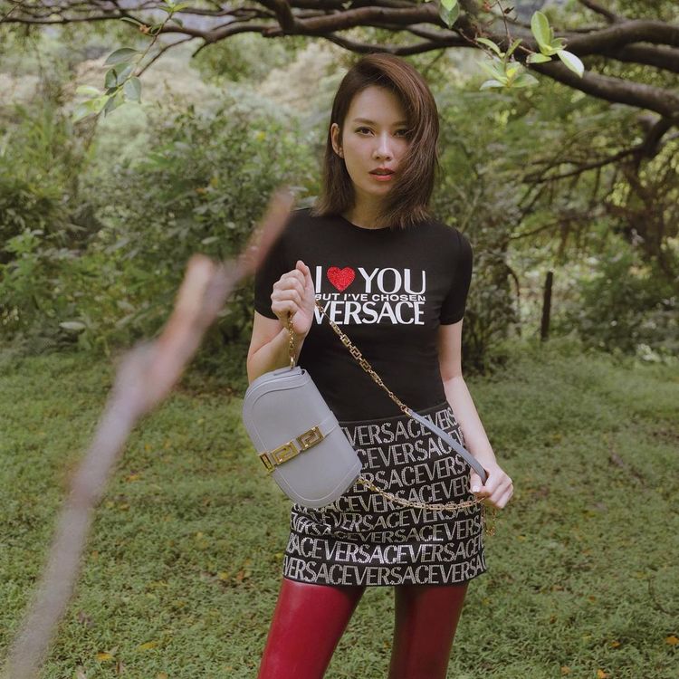 時尚媽咪Melody拎起VERSACE「女神包」氣場十足。翻攝melodykliu IG