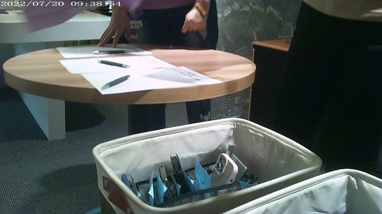 記者佯裝投資人進入說明會，進場都須繳交手機。突發中心攝