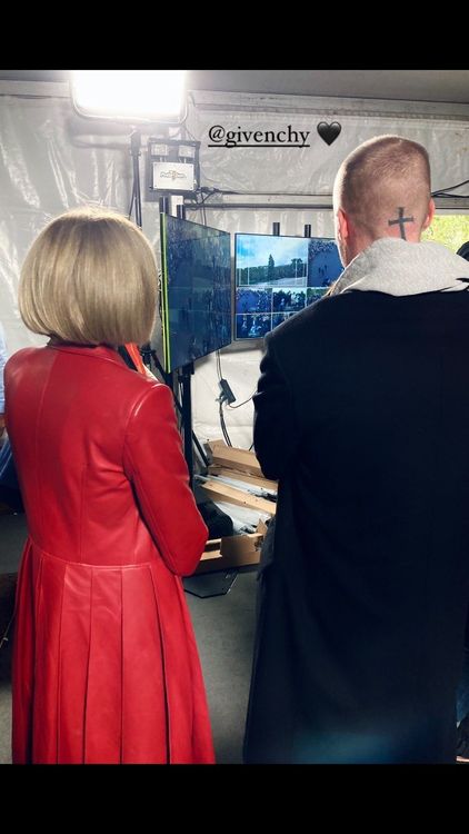 「時尚惡魔」安娜溫圖（左）也躲起雨來，在後台透過螢幕賞秀。翻攝matthewmwilliams IG