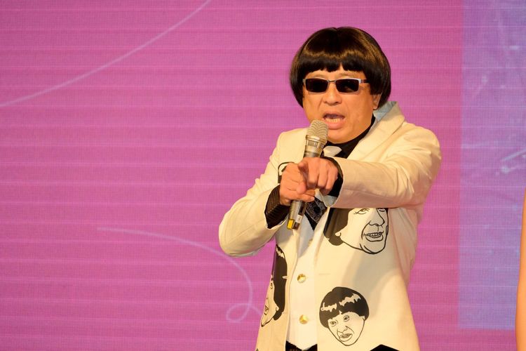 謝順福扮成過世老爸豬哥亮的造型，為妹妹新輯站台。陳志淵攝