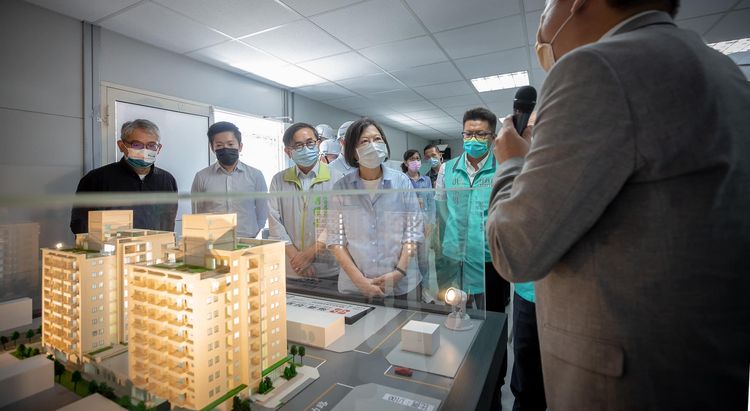 劉櫂豪邀請總統蔡英文來台東視察社宅建設。資料畫面