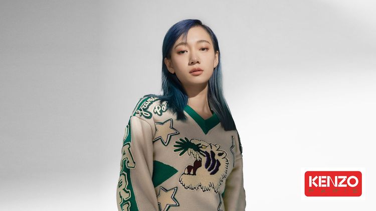 吳卓源身著虎頭針織衫搭配格紋裙，造型更被粉絲狂讚可愛。品牌提供