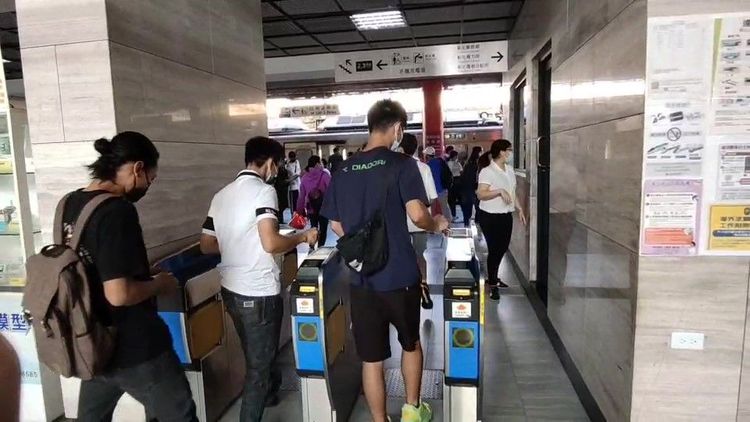 彰化車站內多名民眾因列車誤點影響返鄉行程。讀者提供