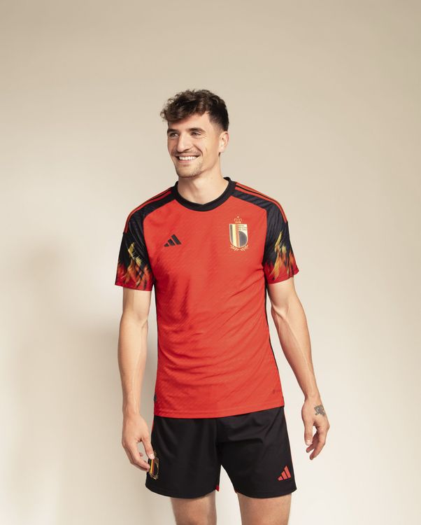 比利時隊球衣在袖口點綴火焰圖騰，展現高居世界第2的氣勢。品牌提供