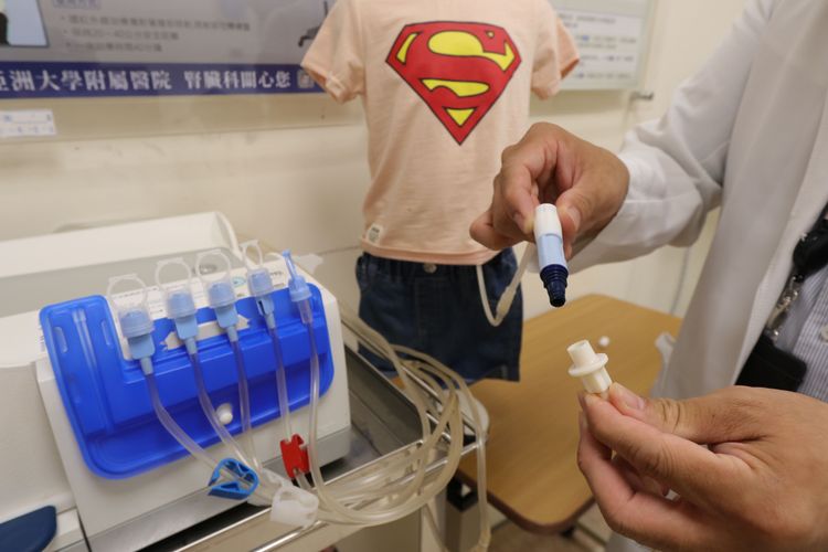 〈圖3〉採用「腹膜透析」的患者先停止機器透析，分離洗腎管路後，跑至安全處再放液即可。亞大附醫提供