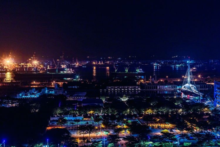 於福容高雄店內俯瞰港都百萬夜景。福容大飯店提供