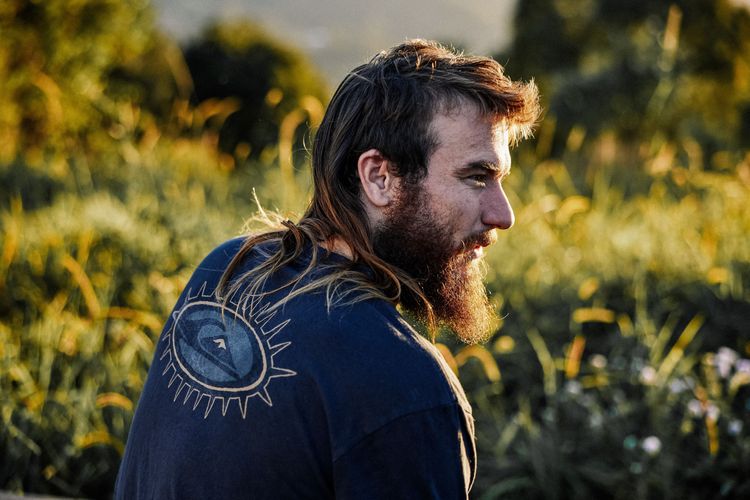 Quiksilver x Mikey Gear聯名服飾將Mikey Wright的衝浪板上鮮明火焰圖案運用於設計中。品牌提供