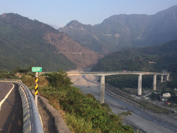 風光秀麗飽覽山谷風光的谷川大橋。陳宏銘攝