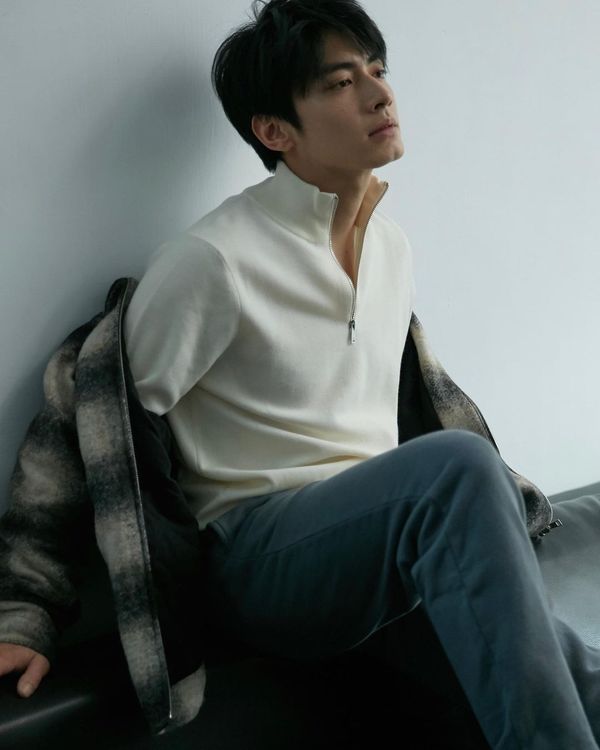 男星宋柏緯才剛結束和落日飛車樂團的歐洲巡演，一襲SANDRO HOMME男裝格外復古愜意。翻攝_edisonsoong IG
