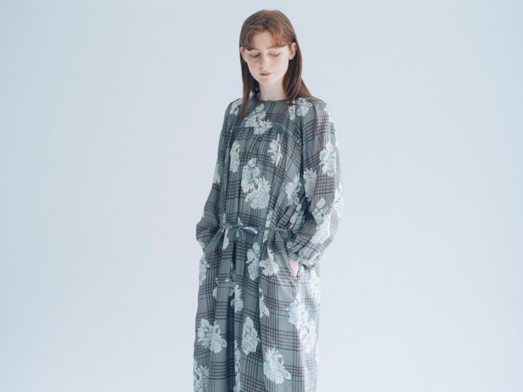 秋冬主題「花予生活」，透過簡單的設計與舒適的布料，打造輕柔精緻的衣著。品牌提供