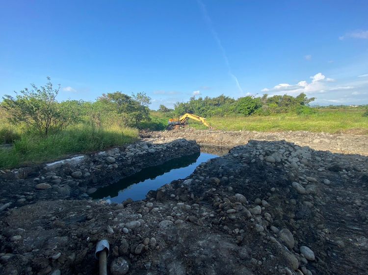 現場被開挖傾倒強酸廢液的情況。台中市環保局提供