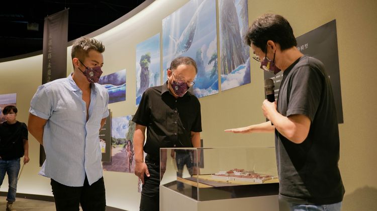 魏導向史哲副市長、范逸臣說明熱蘭遮城建築設計。文化局提供