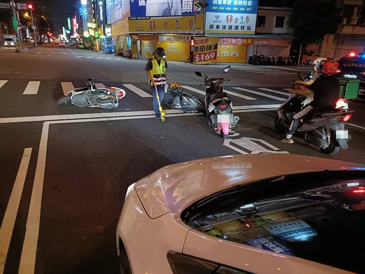 停等紅燈的3輛機車被撞倒。讀者提供