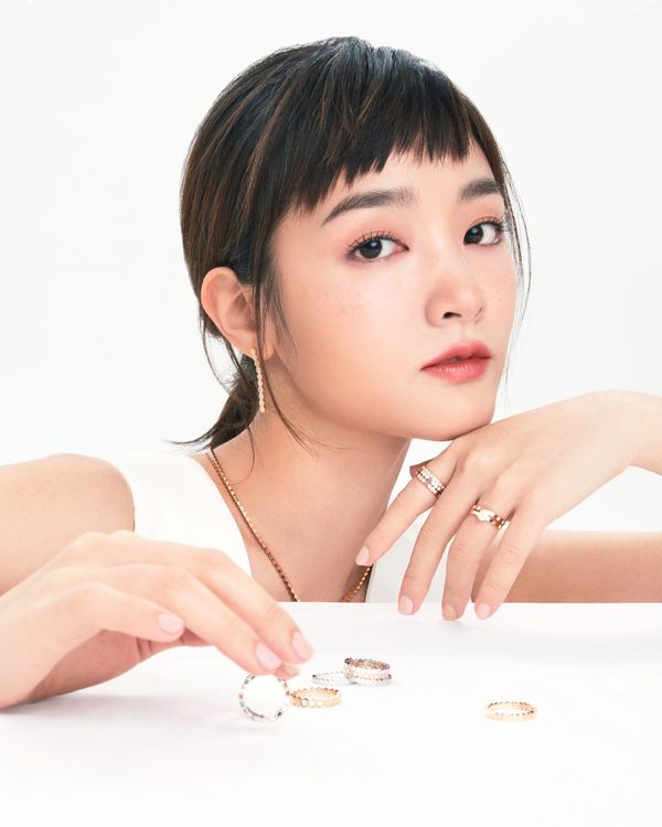 璀璨的Bee My Love系列珠寶，如同照亮王淨思緒的亮光，讓她道出「自己即所愛」的真理。品牌提供