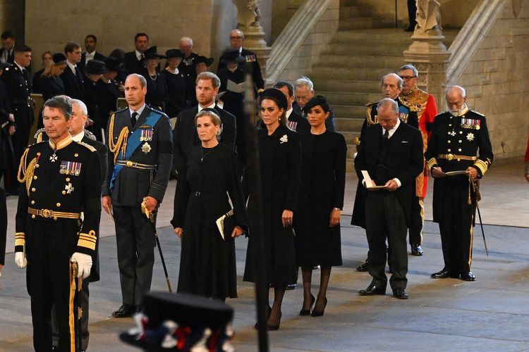 王儲妃凱特（中佩戴胸針者）日前參加女王移靈儀式中所佩戴的珍珠胸針，便是伊麗莎白二世長期出借給孫兒媳的作品。路透