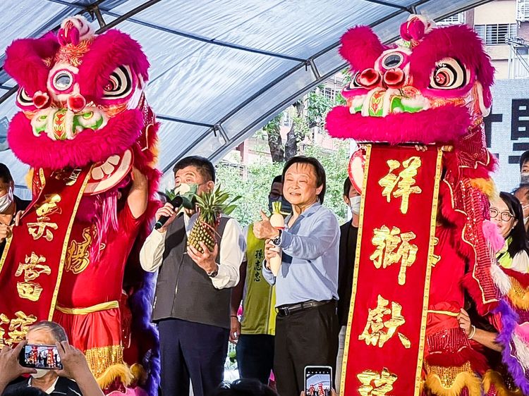 陳時中（左）稱讚，王世堅（右）的質詢都可以看到對市政的見地。陳時中競辦提供