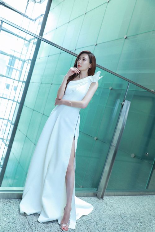 白色是林志玲鍾情的顏色，擅長立體結構的澳洲設計師Toni Maticevski，更是她多次在出席公開活動的首選。翻攝chiling.lin IG