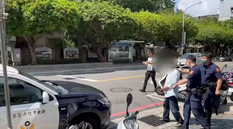 張姓通緝犯遭警方逮捕送辦。翻攝畫面