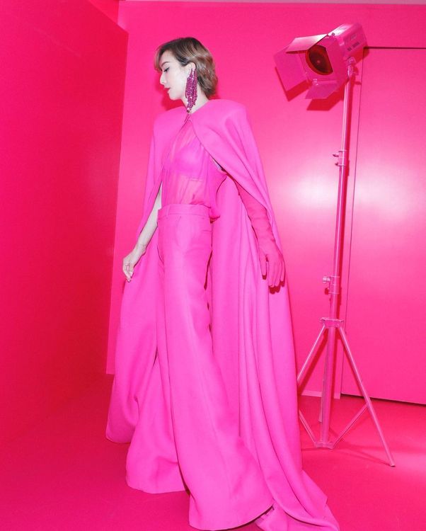 有著「百變天后」封號的香港女星鄭秀文，穿上全套Pink PP斗篷造型氣場全開。翻攝sammi_chengsauman IG