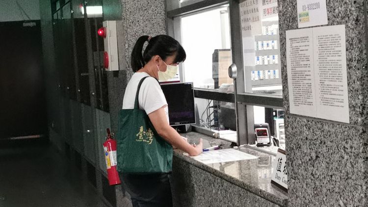 吳秋齡女兒魏承敏前往地檢署替母親辦保。林泊志攝