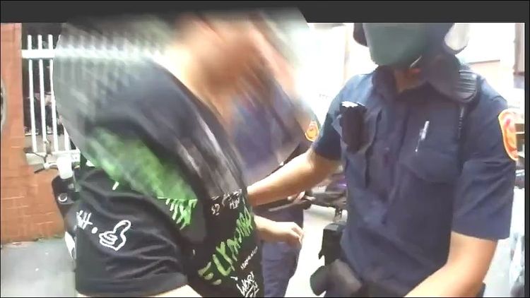 警方到陳男家中了解情況，但陳男企圖回屋拿刀遭警方壓制。警方提供