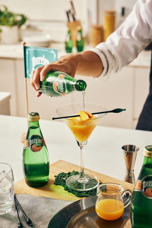 沛綠雅水蜜桃風味氣泡水搭配芒果製成的「秘戀金桃芒」，加入琴酒、水蜜桃汁，搖身一變成為芒果氣泡酒。業者提供