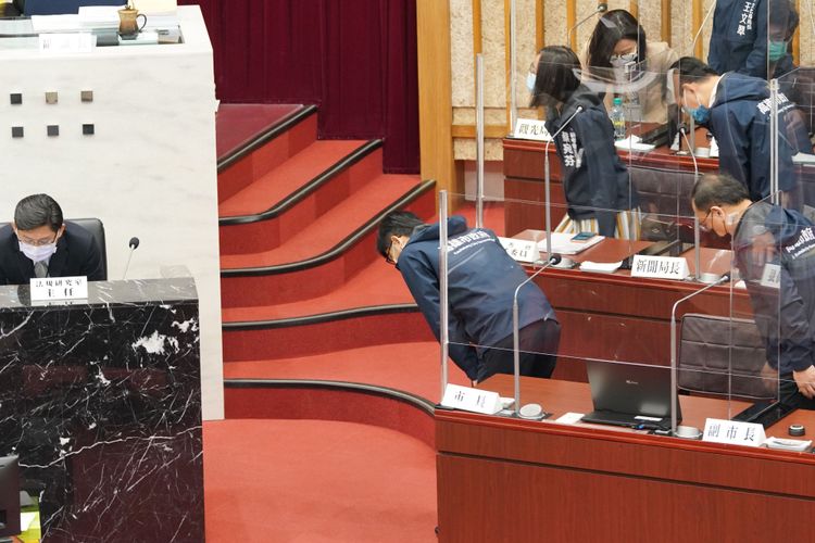 高雄市議會第3屆第8次定期大會今閉幕，陳其邁率市府團隊鞠躬感謝議員監督與協助推動市政。高市府提供