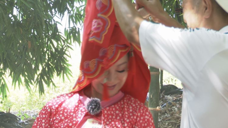 楊繡惠一被掀開頭紗，馬上問新郎有沒有財產。民視提供