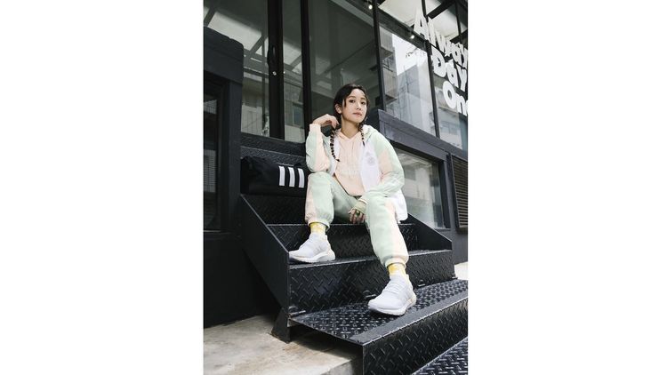 吳佳穎演繹的adidas Outer Jacet女裝運用馬卡龍粉嫩色彩，彰顯休閒女裝穿出甜美感的特色。品牌提供