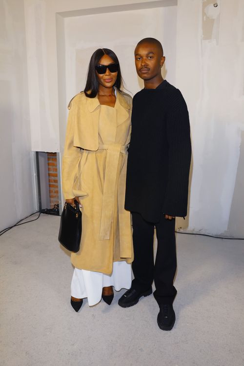 超模「黑珍珠」娜歐蜜坎貝兒（左）與設計師Maximillian Davis於秀後合影。品牌提供