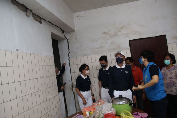 池上關山有民宅多處龜裂嚴重。台東縣府提供