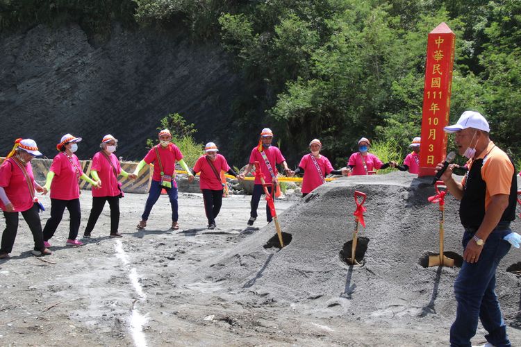 阿美族人開心參與動土儀式。台東縣府提供