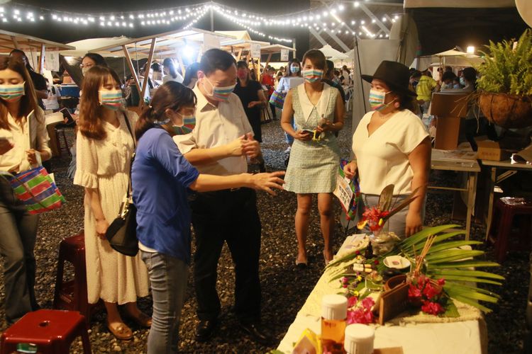 台東副縣長王志輝參觀微光集。台東縣府提供