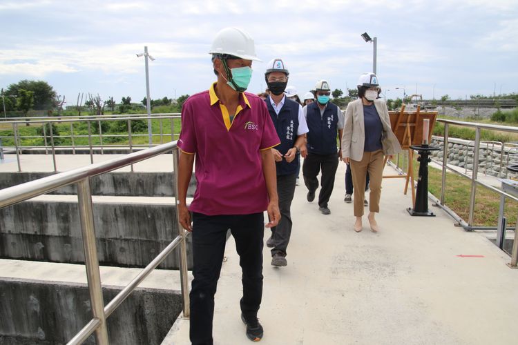 台東縣長饒慶鈴去年視察水資源中心。台東縣府提供