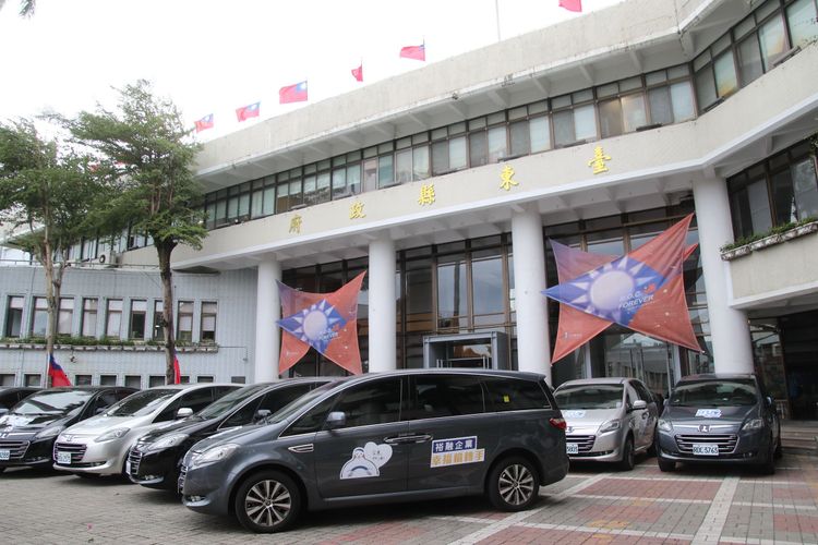 裕隆集團旗下的裕融公司以公益方式，投入20台8人座的納智捷M7專車協助。台東縣府提供