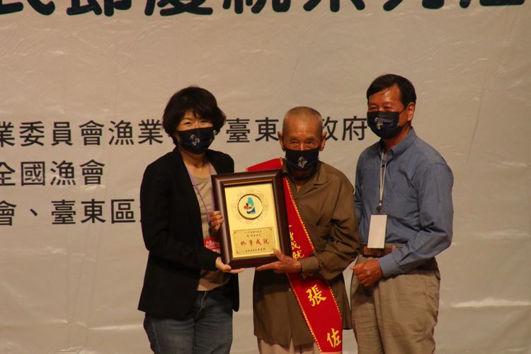 台東縣長饒慶鈴頒發終身成就獎給全國最年長漁民張佐。台東縣府提供