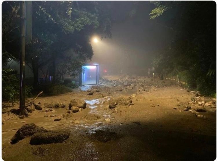 尼莎颱風超大豪雨轟炸台北陽明山，造成陽金公路兩度中斷。取自陽明山公園臉書