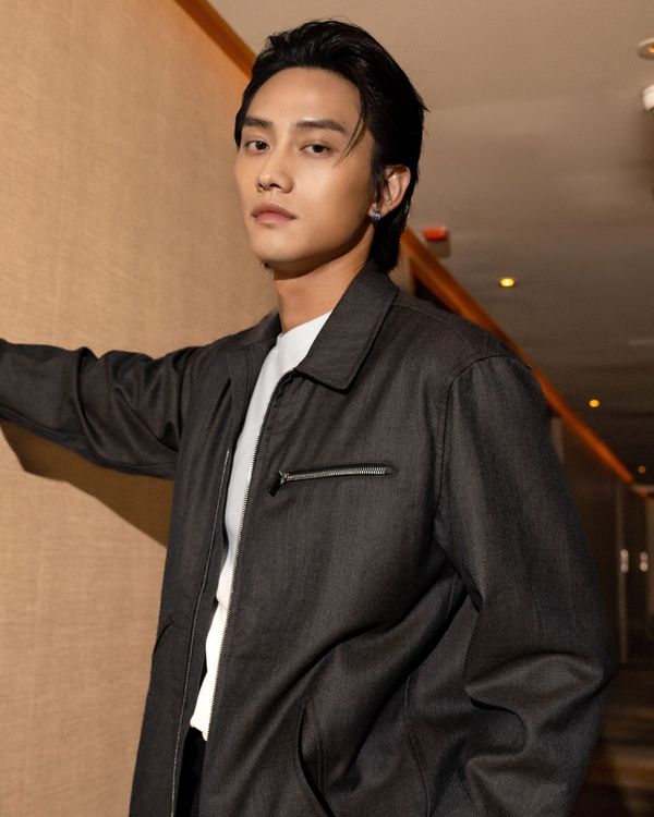 范少勳選搭秋冬系列深棕色襯衫領外套配上白色Berluti logo刺繡T恤，營造舒適有型的Smart casual氣息。品牌提供