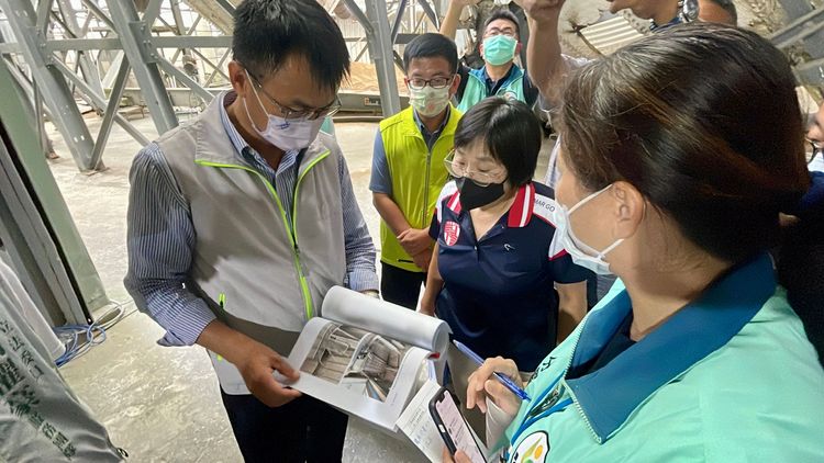 行政院農委會主委陳吉仲聽取災損說明。古和純攝