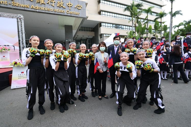 高雄市政府今舉行國慶升旗典禮，大家開心慶祝。市府提供