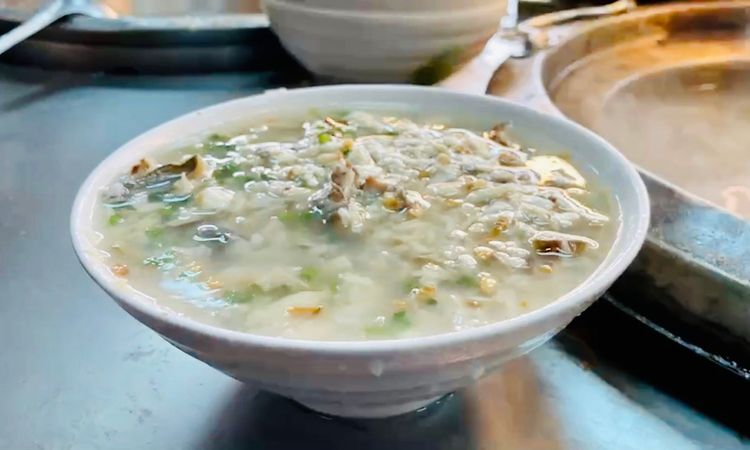 阿堂鹹粥大碗實在，一碗要價260元。王志弘攝