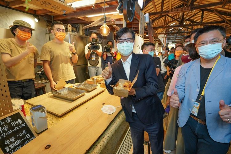 鹽一市場除傳統攤位外，亦引進異國與傳統美食、創作料理、手作花藝、攝影、穀物等。經發局提供