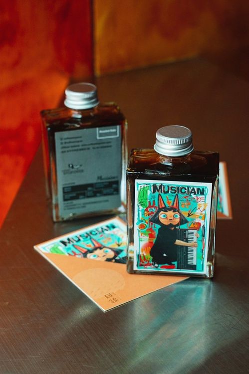 《日錦》限量推出「Musician金箔咖啡蛋糕」，與《Coffee Stopover Black》的「音樂人Musician」冷萃咖啡搭配享用。業者提供