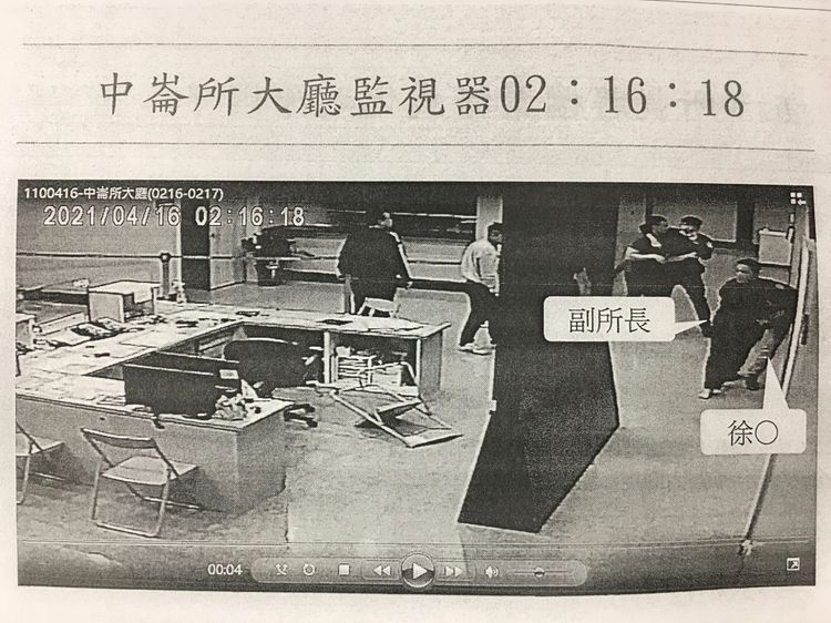 黑衣人囂張闖入警局。翻攝照片