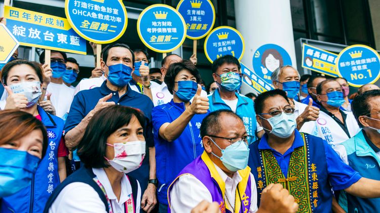 馬英九今年也來到台東陪饒慶鈴登記參選，並寄予厚望連任縣長大位。古和純攝